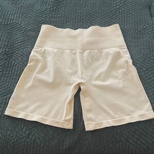 Medium Sherbet Yellow  EFFORTLESSLIFT™ SEAMLESS SHORTS WITH WHITE LOGO